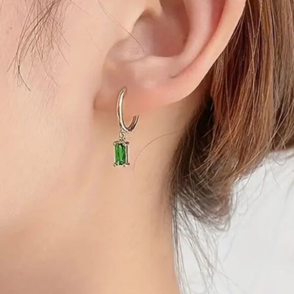 ✨ 🆕 ✨ Minimalist Elegant Emerald 18K Golden Plated Hoop Dangle Earrings✨ - Picture 1 of 12